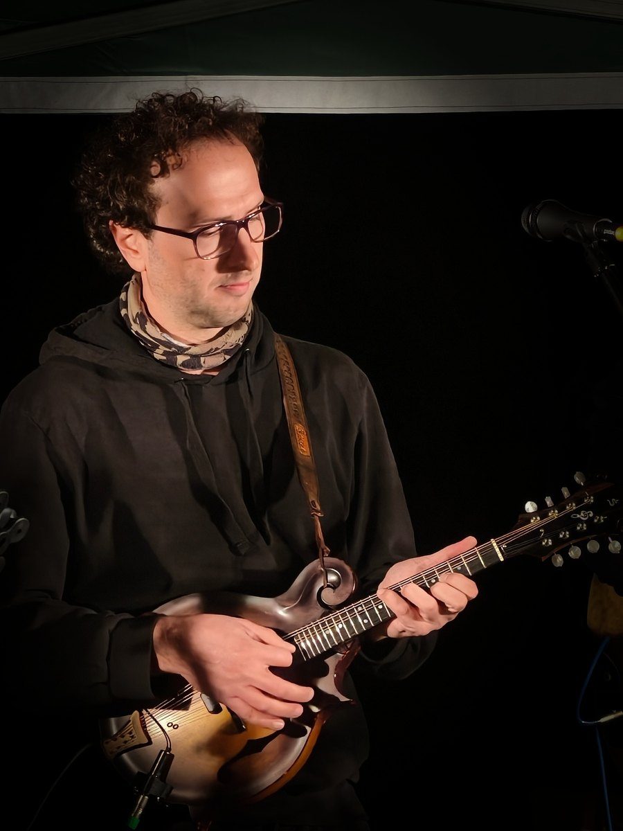 Vojtěch Polášek hraje na mandolínu